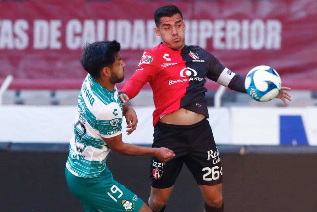 Campos Chagoya marcó desde los 10’ de juego el primer tanto del partido. En el último suspiro, Herrera (90+4’) marcó el primer gol de los rojinegros en la competición. Los laguneros llegaron a 9 puntos y Atlas comparte el sótano con Pachuca con 2 unidades. En la J6, los rojinegros visitarán a los Tuzos y Santos recibirá a los Rayados.
