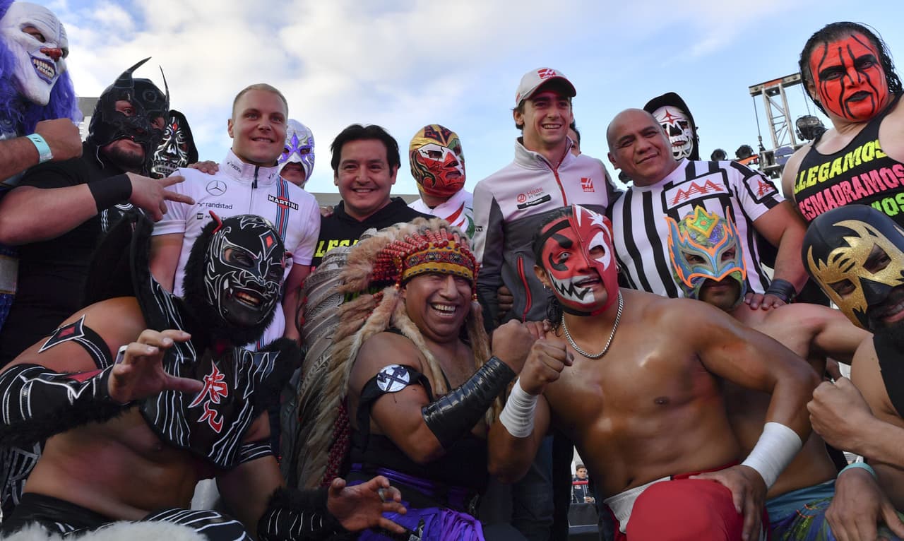 Aquí vemos a Esteban Gutiérrez con un colorido grupo de luchadores.