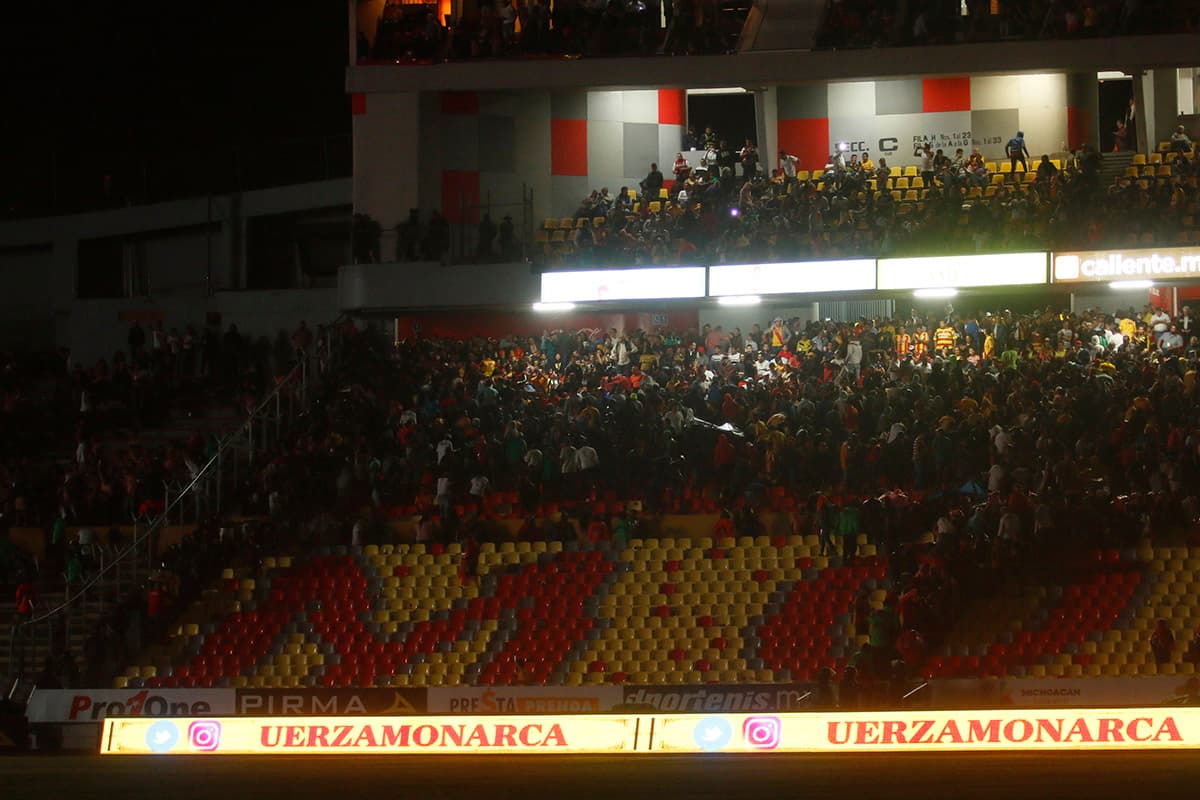Los fanáticos se resguardaron de la tormenta a la espera de la reanudación que finalmente nunca se dio.