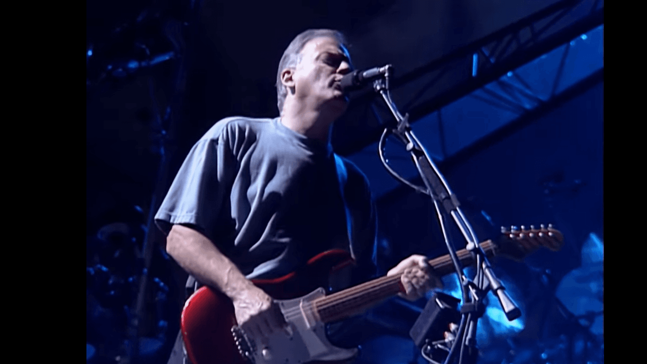 El grupo británico estrenó esta canción en 1994, pero en su letra se puede leer: ‘El día que el Muro se vino abajo, tiraron los candados al suelo. y con los vasos en alto brindamos con un llanto, por la libertad que había llegado’.