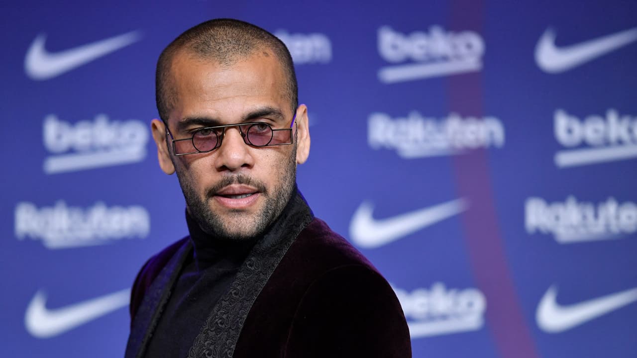 El debut de Dani Alves en el Barcelona tendrá que demorarse