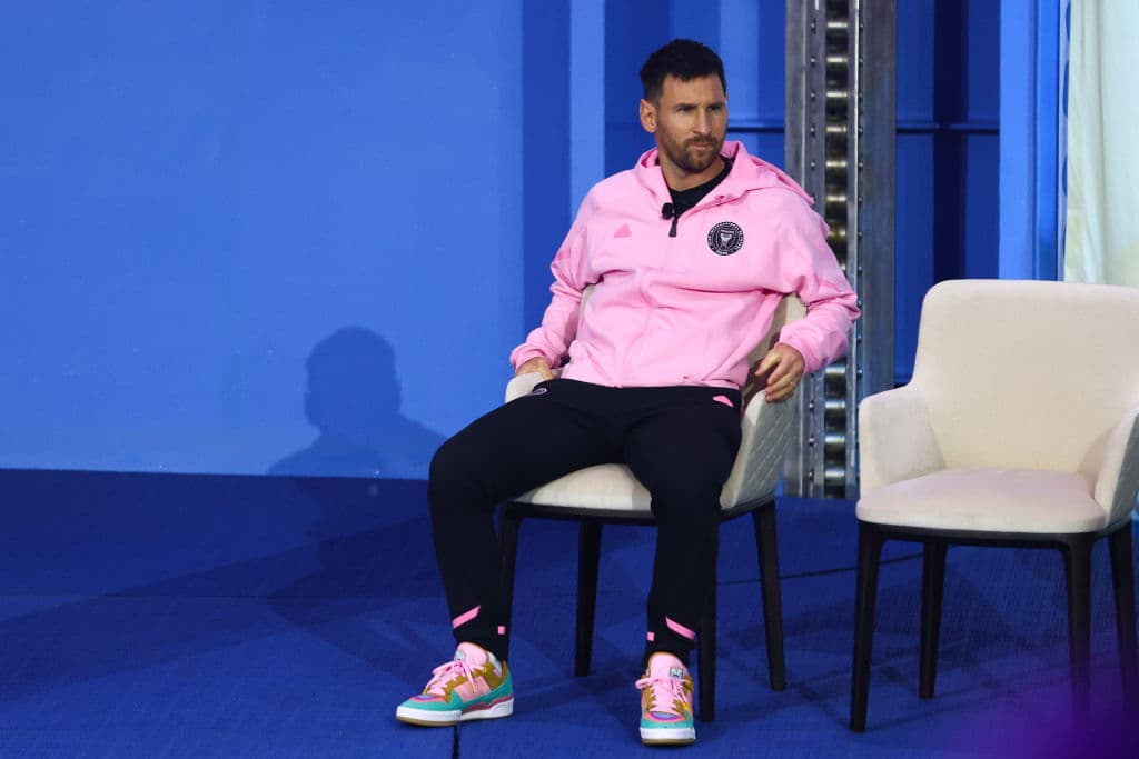 Las geniales zapatillas de Messi con homenaje a los Simpsons 