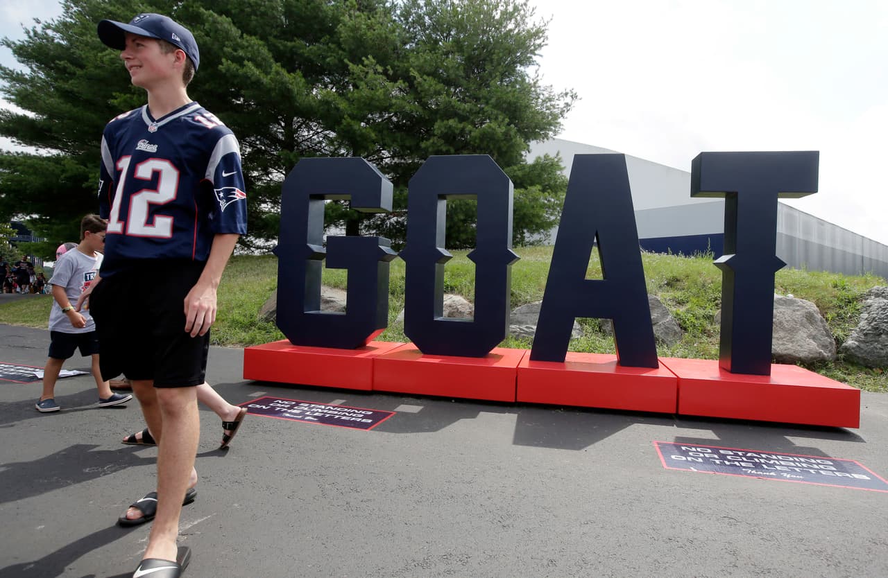Incluyendo una escultura improvisada con las siglas "G.O.A.T." ('
<i>Greatest of All Time'</i>'- "El Más Grande de Todos los Tiempos") y cantos esporádicos de “Feliz Cumpleaños” de parte de los espectadores.
