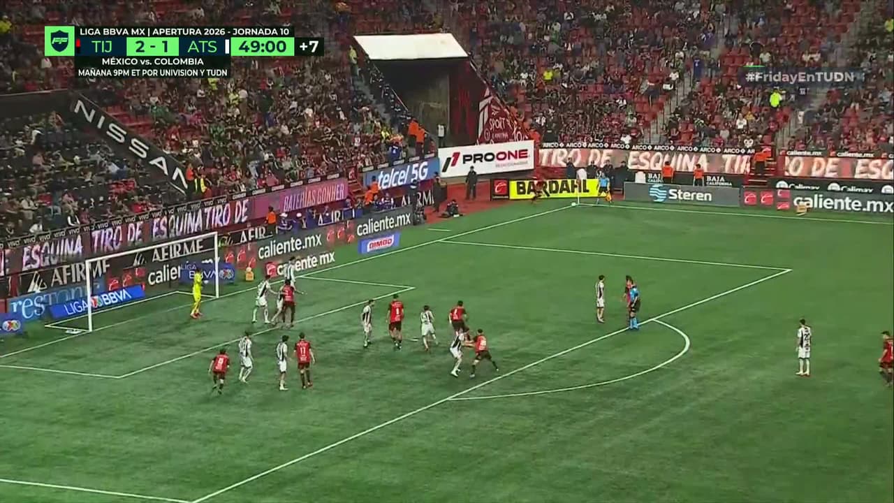 ¡CERCA! Ignacio Rivero disparó que se estrella en el poste.
