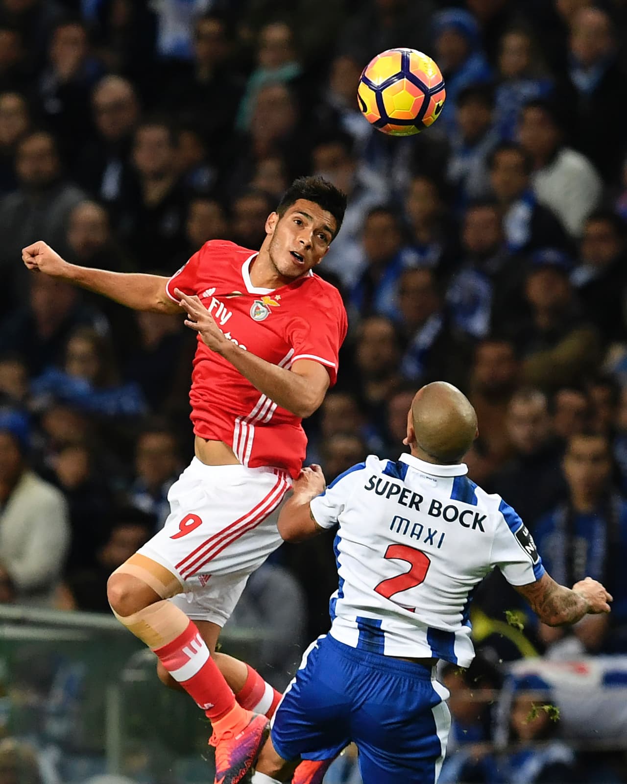 Sin embargo, con Jiménez en cancha el Benfica salvó el empate al final del partido (gol de Lisandro López) y dejó el 1-1 con el que sostuvo el primer lugar del torneo.