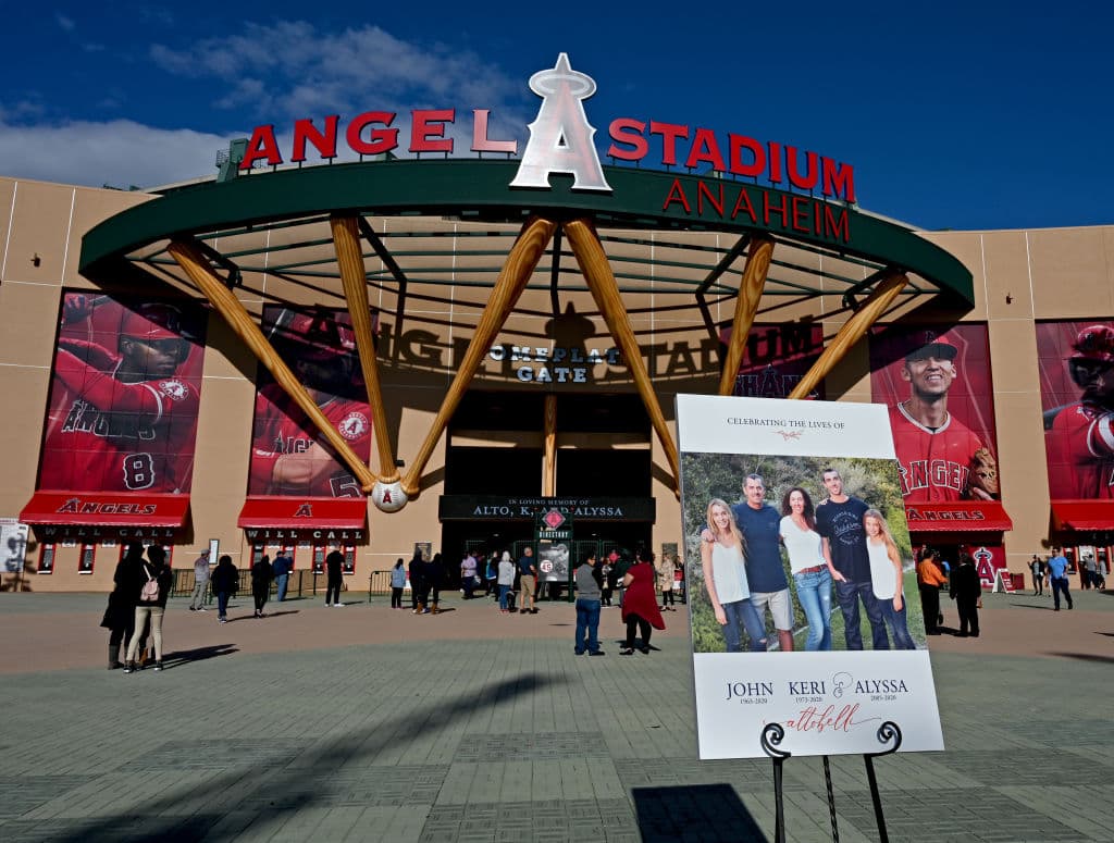 La ciudad de Anaheim rindió homenaje a la Familia Altobelli, el coach John, su esposa Keri y su hija Alyssa, fallecidos junto a Kobe Bryant en un ccidente aéreo.