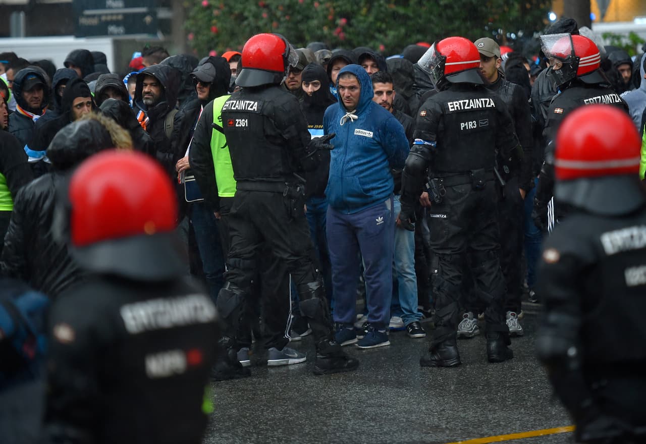 Barras bravas de Marsella encendieron hogueras con bengalas y se enfrentaron con las fuerzas policiacas en Bilbao en su camino al estadio San Mamés previo al partido de Europa League contra Athletic.