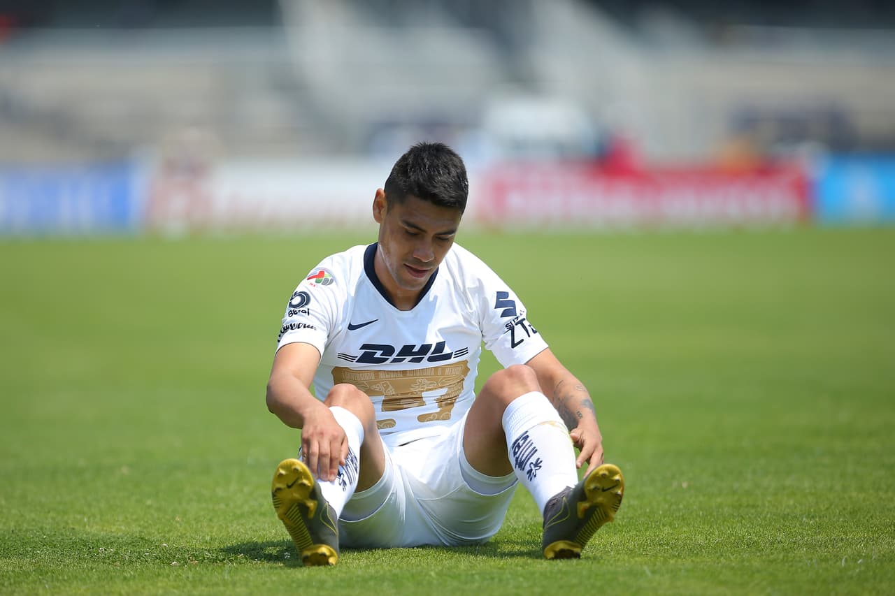 El delantero chileno de Pumas, Felipe Mora, se lamenta de una opción de gol desperdiciada.