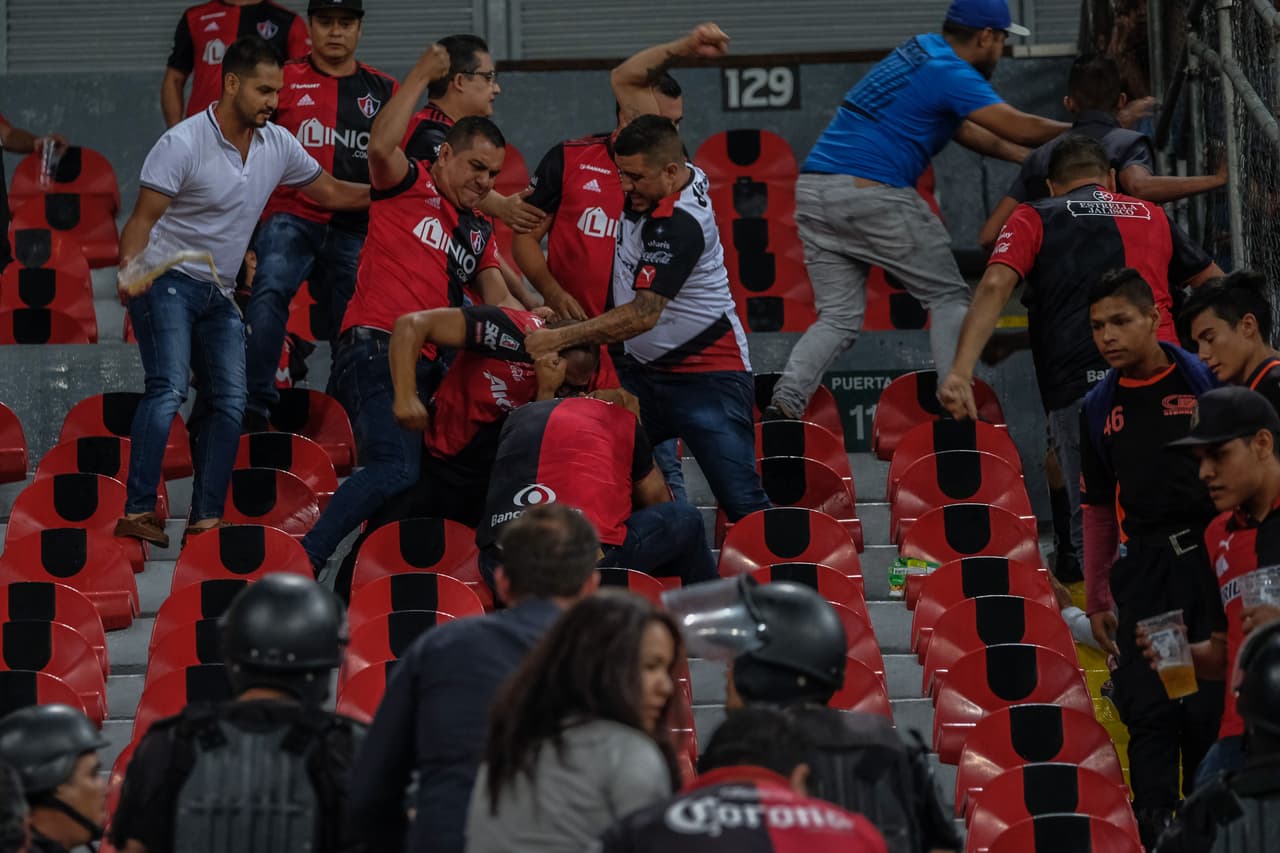 Al terminar el partido algunos fanáticos de Atlas se fueron a los golpes dentro del Estadio Jalisco.