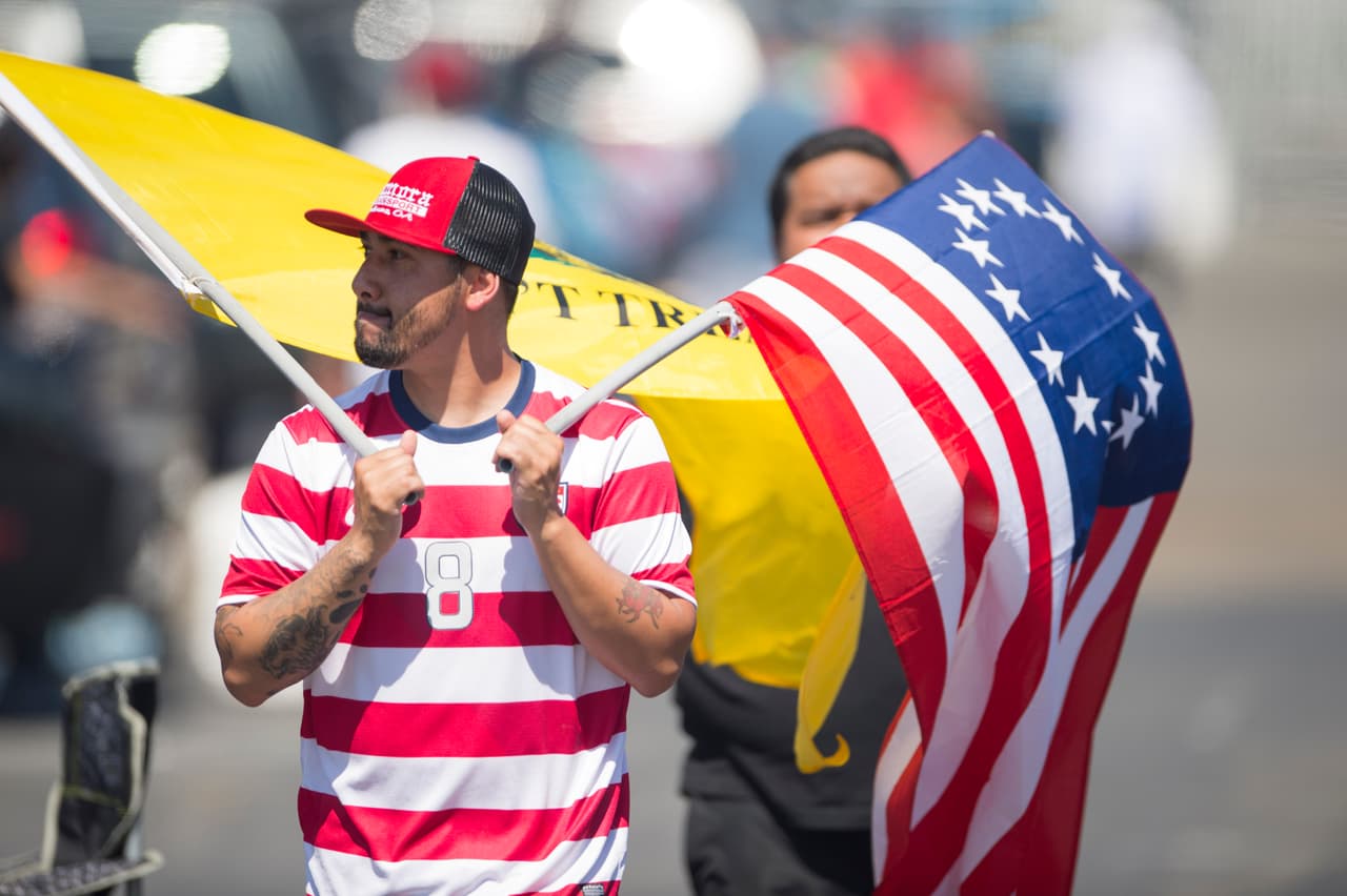 Apoyar a tu selección en una final no se da todos los días y aficionados de Jamaica y Estados Unidos acudieron al Levi's Stadium con banderas, maquillajes, disfraces y mucha emoción.