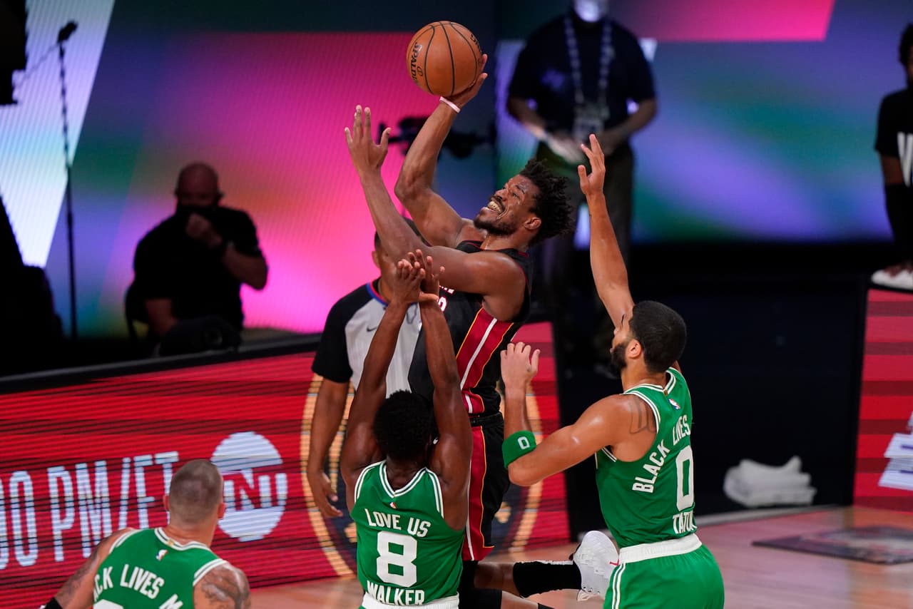 El novato Tyler Herro se echa al equipo de Miami al hombro y anota 37 puntos en la victoria 109-112 sobre los Boston Celtics.