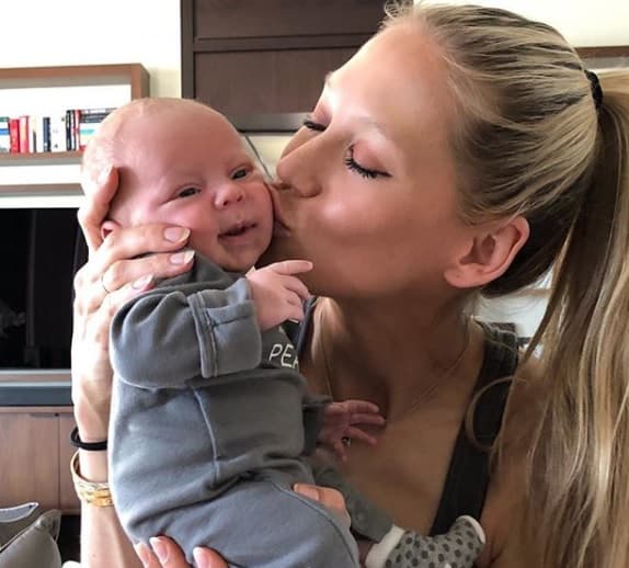 Y con una diferencia de 30 minutos, la exdeportista también mostraba al mundo su faceta como mamá.