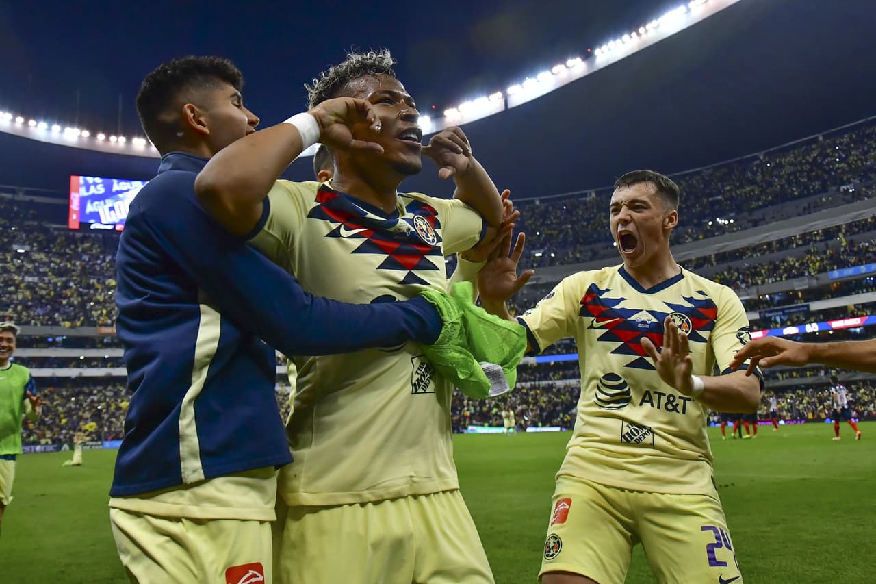 Federico festejando el gol de Roger Martínez, aunque más tarde fue anulado por decisión del VAR.