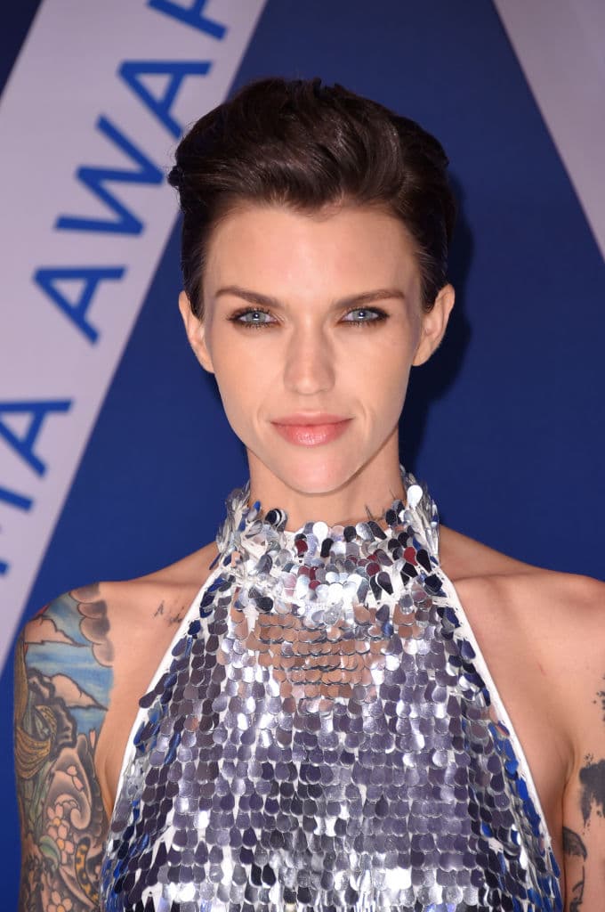 Entre las acusaciones Rose dice que se vio obligada a volver a trabajar increíblemente rápido después de sufrir lesiones graves, lo que implicaba que todo el equipo perdería su trabajo si ella no lo hacía.