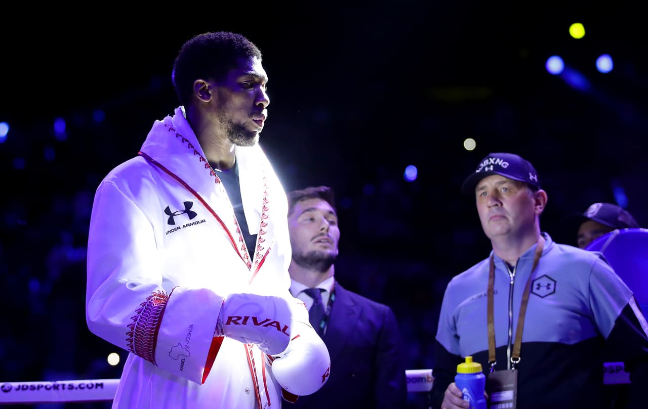Anthony Joshua concentrado antes de los himnos nacionales.