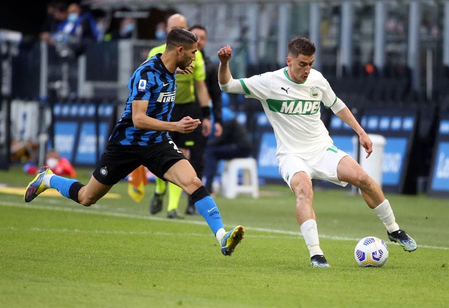 Con goles de Romelu Lukaku y Lautaro Martínez, los 'Nerazzurri' se llevan la victoria sobre el Sassuolo durante la Jornada 28 de la Serie A. El único tanto para la visita fue por parte de Hamed Junior Traoré al minuto 85 del encuentro. El Inter queda como líder absoluto de la liga italiana.
