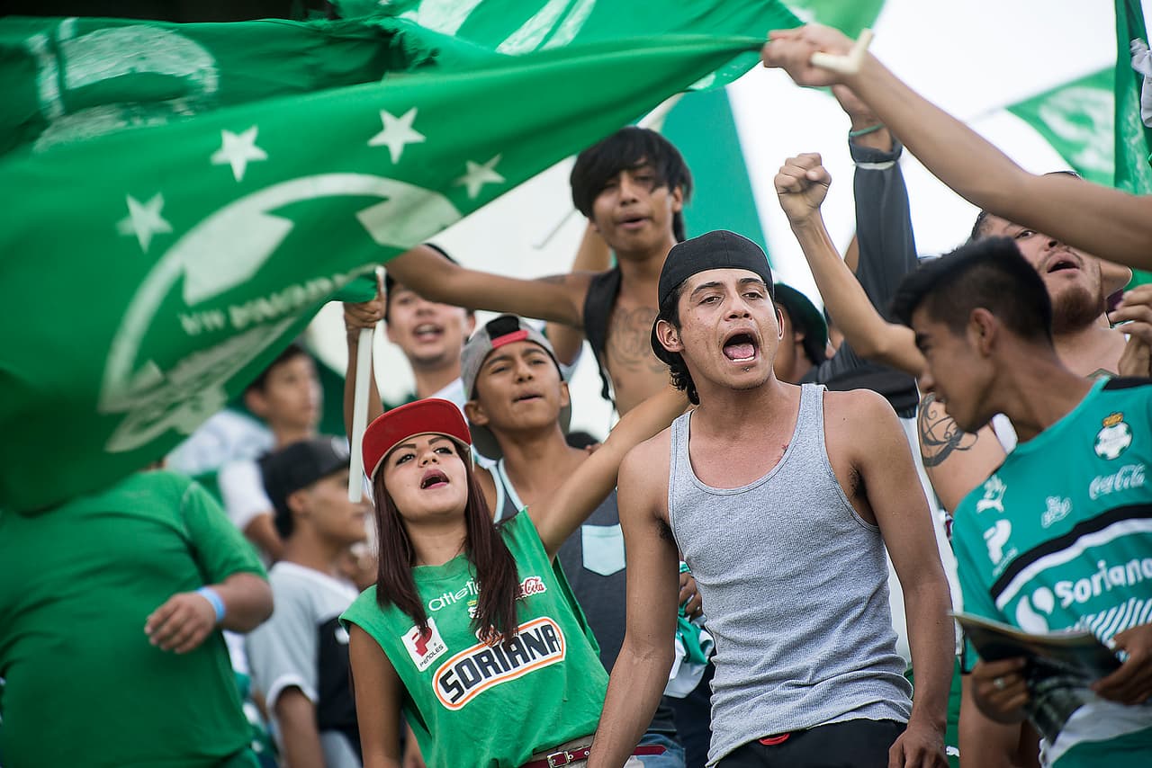 El color de la afición en la Jornada 9