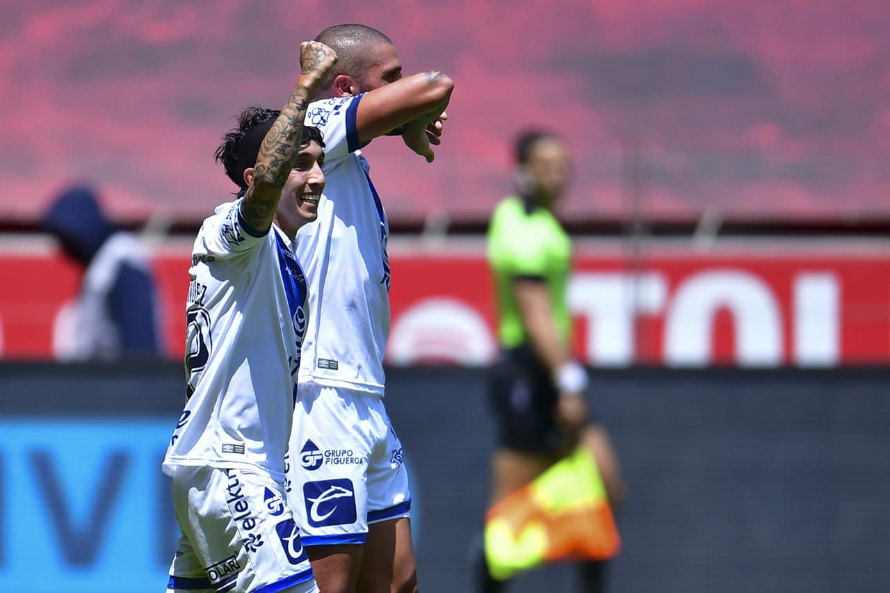 Partidazo entre el Puebla y Toluca, donde se va en empate el partido 4-4. Los goles a cargo de los 'diablos rojos' fueron por parte de Michel Estrada, quien anoto doblete, Alexis Canelo y Diego Rigonato Rodríguez, mientras que para la franja anotaron Santiago Ormeño, Juan Segobia, Daniel Aguilar y Daniel Álvarez López, durante la Jornada 12 de la Liga MX.