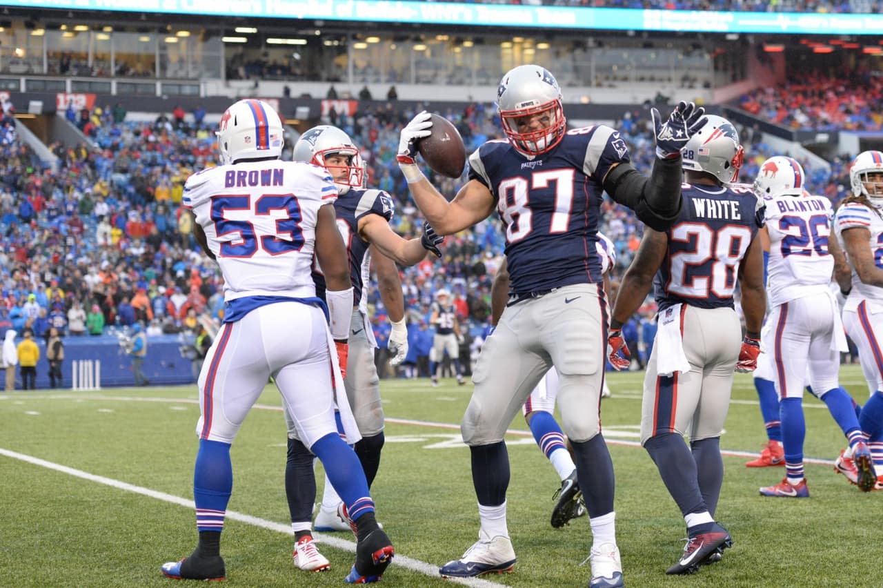 Draft 2010 – Buffalo dejó pasar a Rob GronkowskiLos Bills tenían el pick #41 y eligieron al tackle defensivo Torell Troup, cuya carrera se acortó por problemas de espalda. En el turno siguiente los Patriots tomaron a Gronkowski, un nativo de Williamsville, NY (poblado cercano a Buffalo) que terminó revolucionando la posición de ala cerrada.