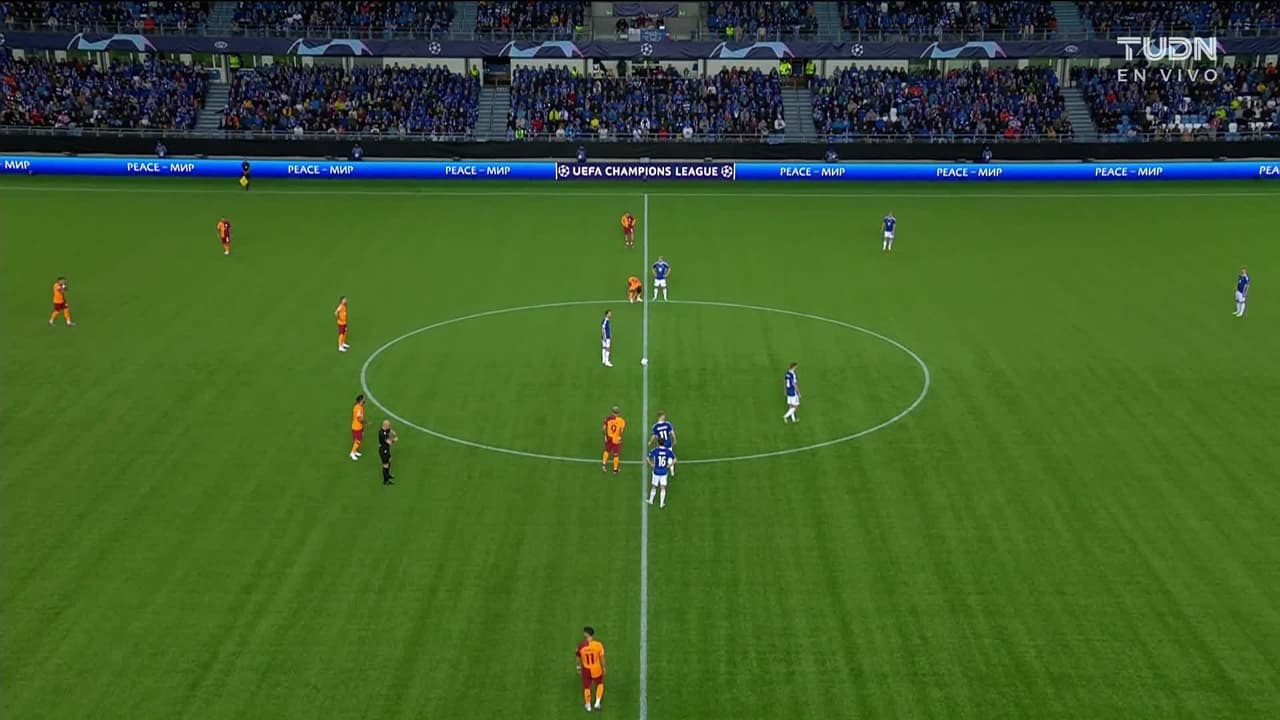 Arranca el partido y la pelota está en juego.