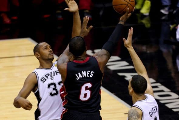 Todo o nada. Dispuestos a dejar la vida en la cancha San Antonio fue por su quinto campeonato mientras Miami buscaba salir de la mala racha 3-1 pese a que ningún equipo en la historia lo había logrado en una final. San Antonio apaleó a Miami.          