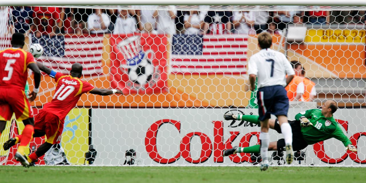 También en 2006, Ghana fue favorecido por un controversial penalti que al final le dio el triunfo contra Estados Unidos y la posterior clasificación.
