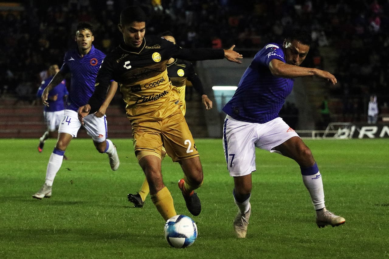 Correcaminos buscó la pelota, como en esta acción entre Omar Tejeda (derecha) y Diego Barbosa (izquierda) de Dorados.