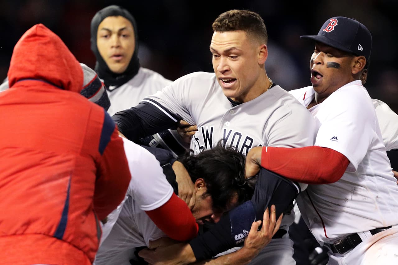 El 'Juez' tomó por el cuello a Joe Kelly y se prensó del pitcher de Boston sin que pudieran separarlos los jugadores de los Red Sox.
