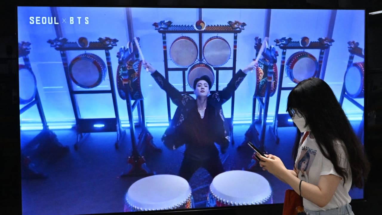 Jungkook de BTS lanza 'Dreamers', la canción de la inauguración de Qatar 2022