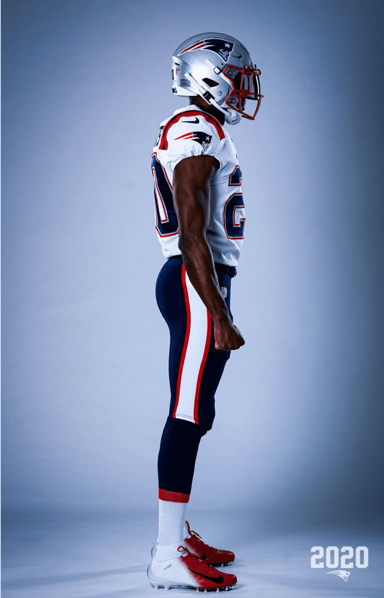Los Patriots ya sin la presencia de Brady y en modo de reestructuración presentaron su nueva indumentaria para la temporada 2020 en la NFL. El color azul es muy similar al modelo color rush y el blanco es una adaptación combinando con las licras azules.