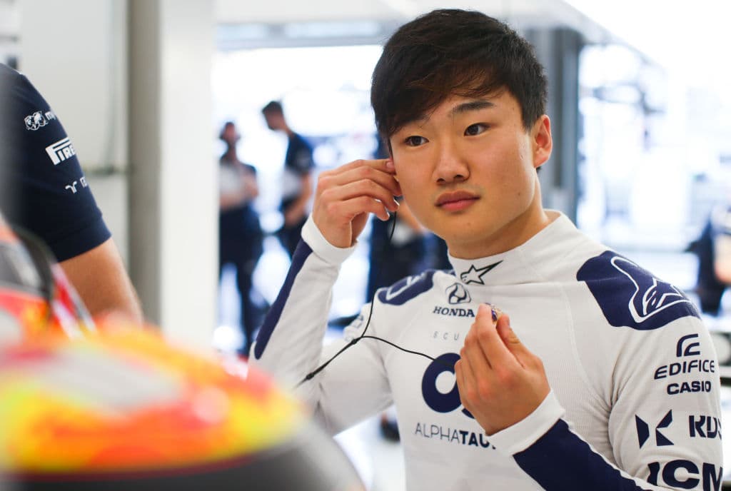 El mexicano Sergio Pérez finalizó en la novena posición de la Q2 en una complicada sesión para la escudería Red Bull dónde Max Verstappen terminó en el cuarto sitio. El siete veces campeón del mundo inglés Lewis Hamilton de Mercedes fue el más rápido este viernes, por delante de su compañero finlandés Valtteri Bottas, en el segundo entrenamiento libre para el Gran Premio de Arabia Saudí, el vigésimo primero y penúltimo del Mundial de Fórmula Uno, que se disputa en el circuito urbano.