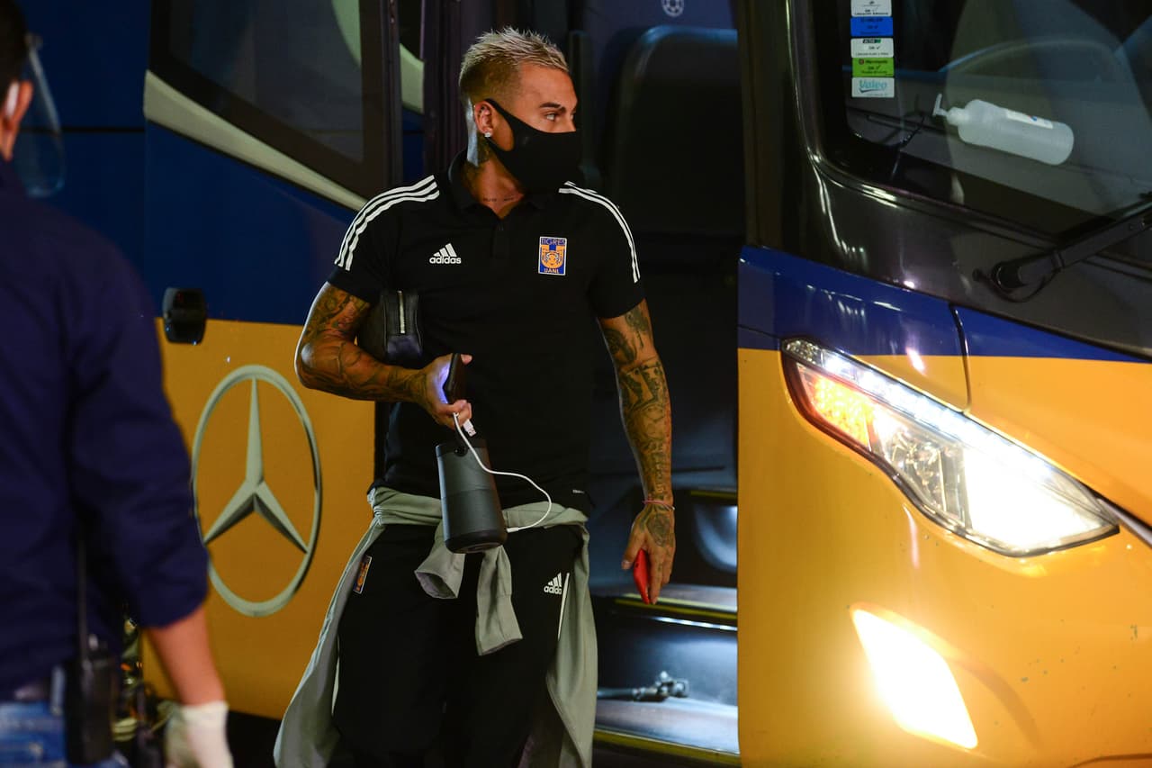 El estadio de las Chivas se ha desinfectado constantemente y cuenta con miles de despachadores de gel antibacterial. Los traslados de los equipos se realizan en autobús para evitar el uso de los aeropuertos. Los jugadores y el cuerpo técnico deben mantener una sana distancia social. Cada futbolista tendrá una botella individual para la hidratación. Además, los festejos entre jugadores están prohibidos.