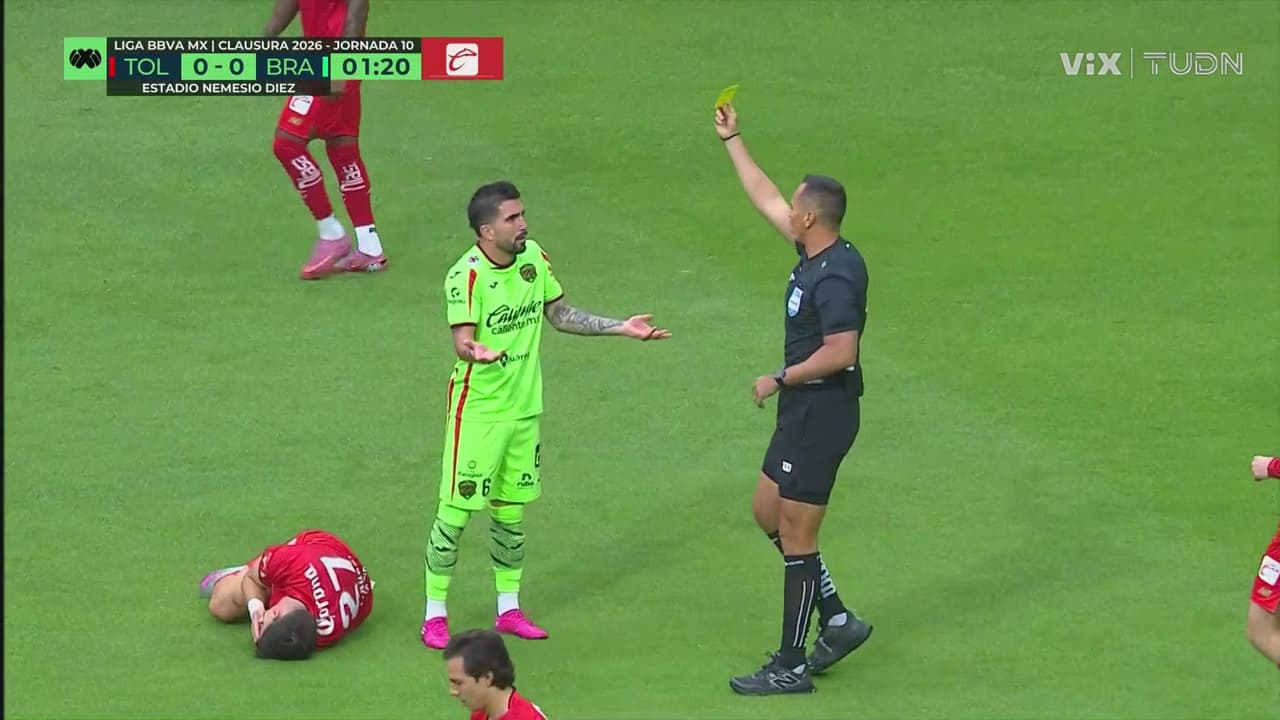 ¡Tarjeta amarilla para Monchu! El jugador de Bravos deja arriba el codo