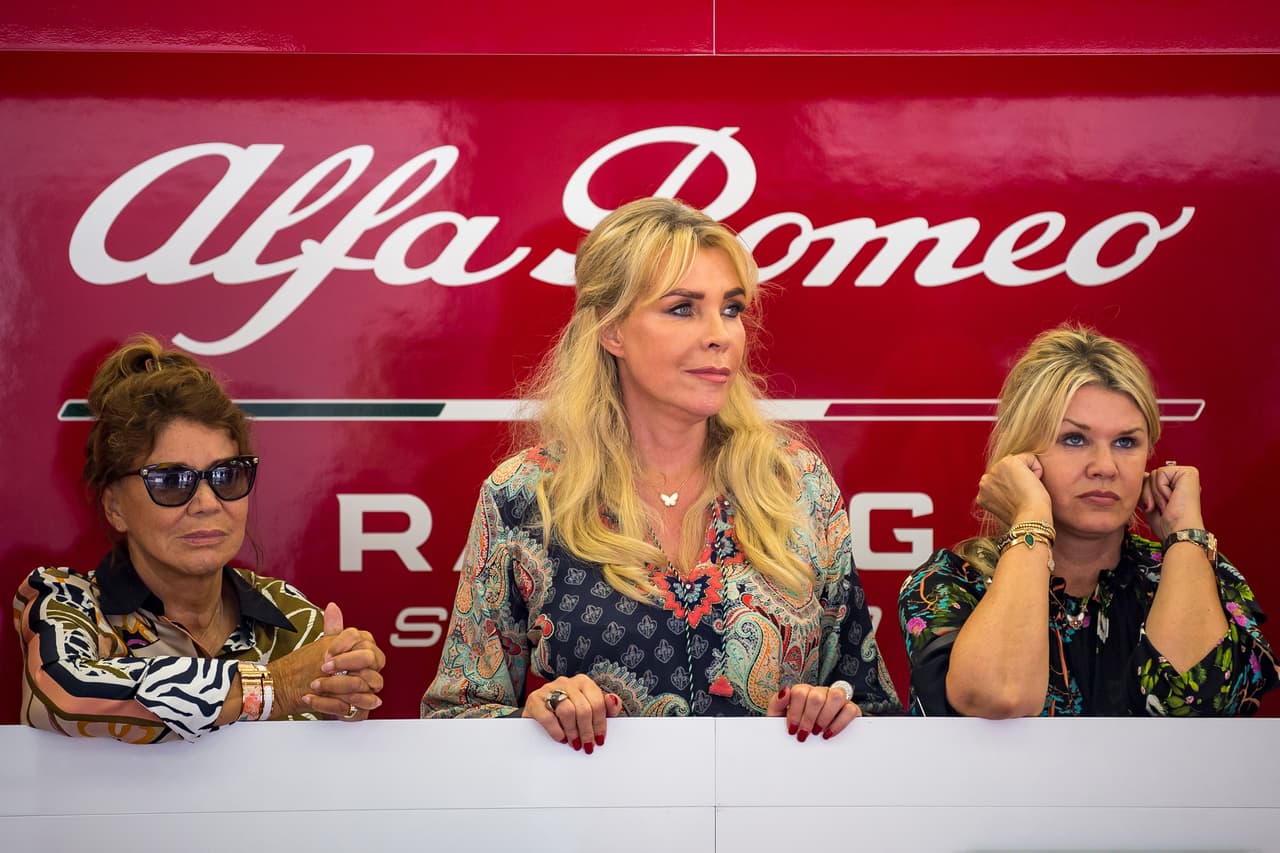 Después de si primer acercamiento con la Fórmula 1, manejando el auto Ferrari de Sebastian Vettel, este miércoles Mick Schumacher volvió a montarse a un auto de la categoría. Esta vez, en el mismo circuito de Bahréin, el hijo del histórico Michael manejó uno de los coches de Alfa Romeo llegando incluso a estar entre los tres mejores tiempos.