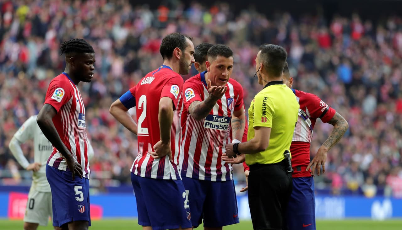 El colegiado Estrada Fernández tuvo una noche difícil.