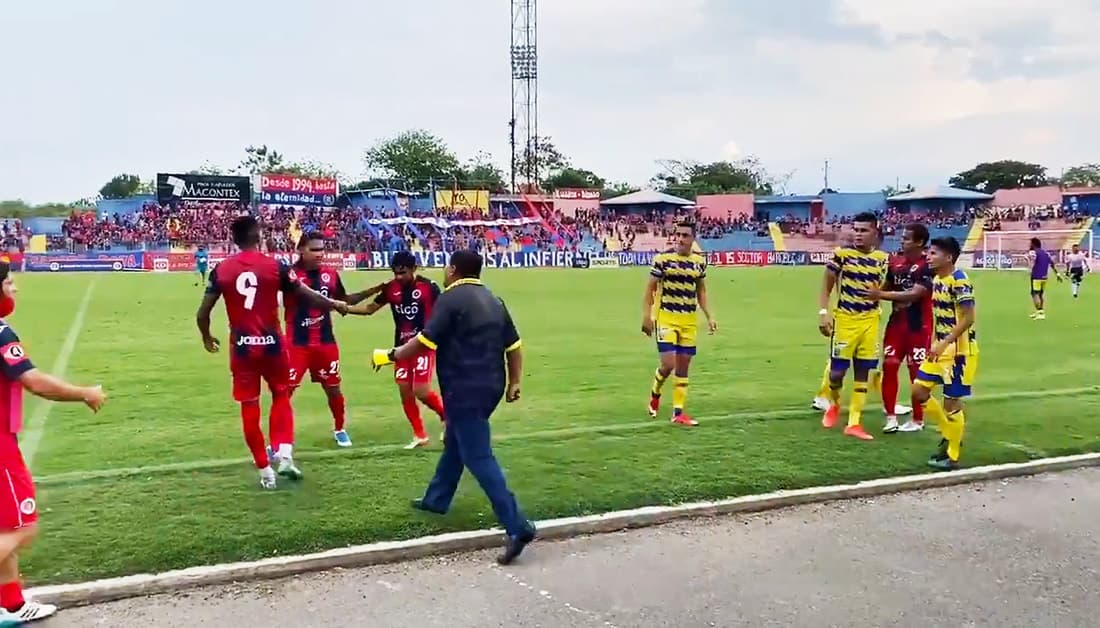 Entrenador insulta al 'Gullit' Peña: 'Borracho, hijo de pu...'