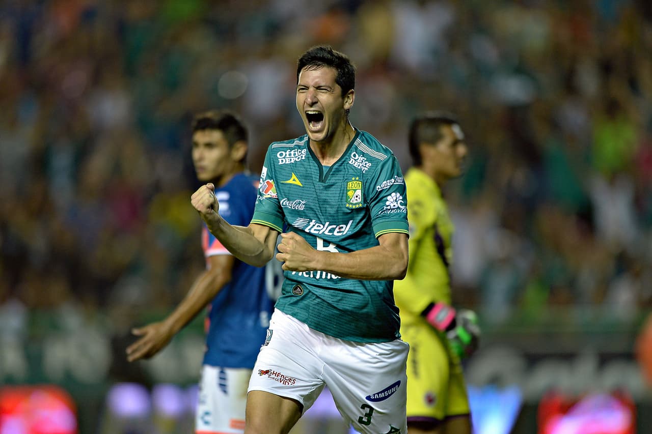 Guillermo Burdisso, el argentino ayudó a León a defender su portería con barridas y cabezazos oportunos. Incluso colaboró con un tanto para la goleada esmeralda con un cabezazo anticipando la salida del arquero de Veracruz.