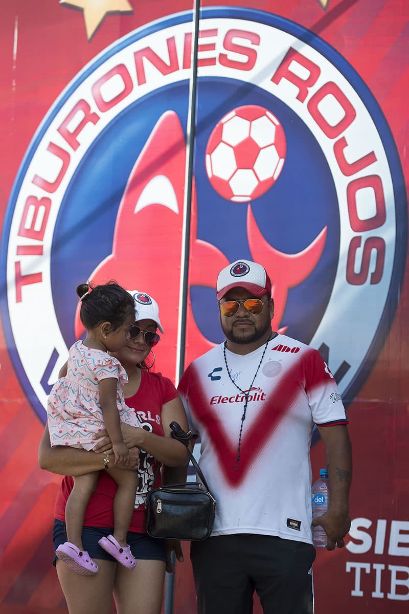 Fanáticos de Veracruz en las afueras del estadio.