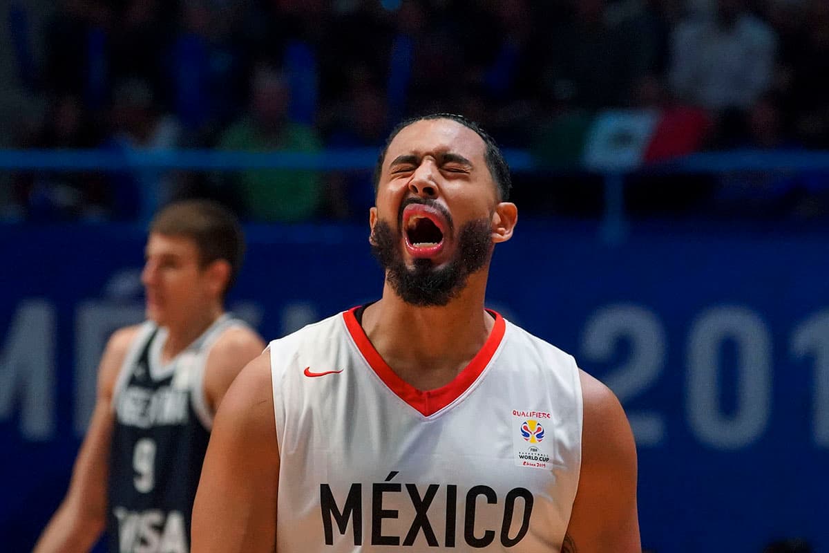 El mexicano Gabriel Girón lamenta la derrota de México en su primer juego de la segunda fase clasificatoria al Mundial de básquetbol.