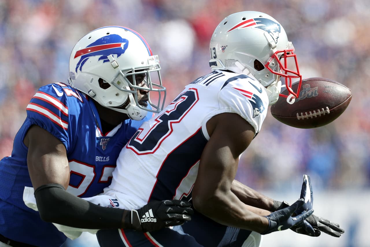 La defensa de los Patriots es efectiva tanto por aire como por tierra. En los tres primeros partidos han tenido un promedio de 2.3 yardas por acarreo y sólo 17 puntos en los tres partidos.