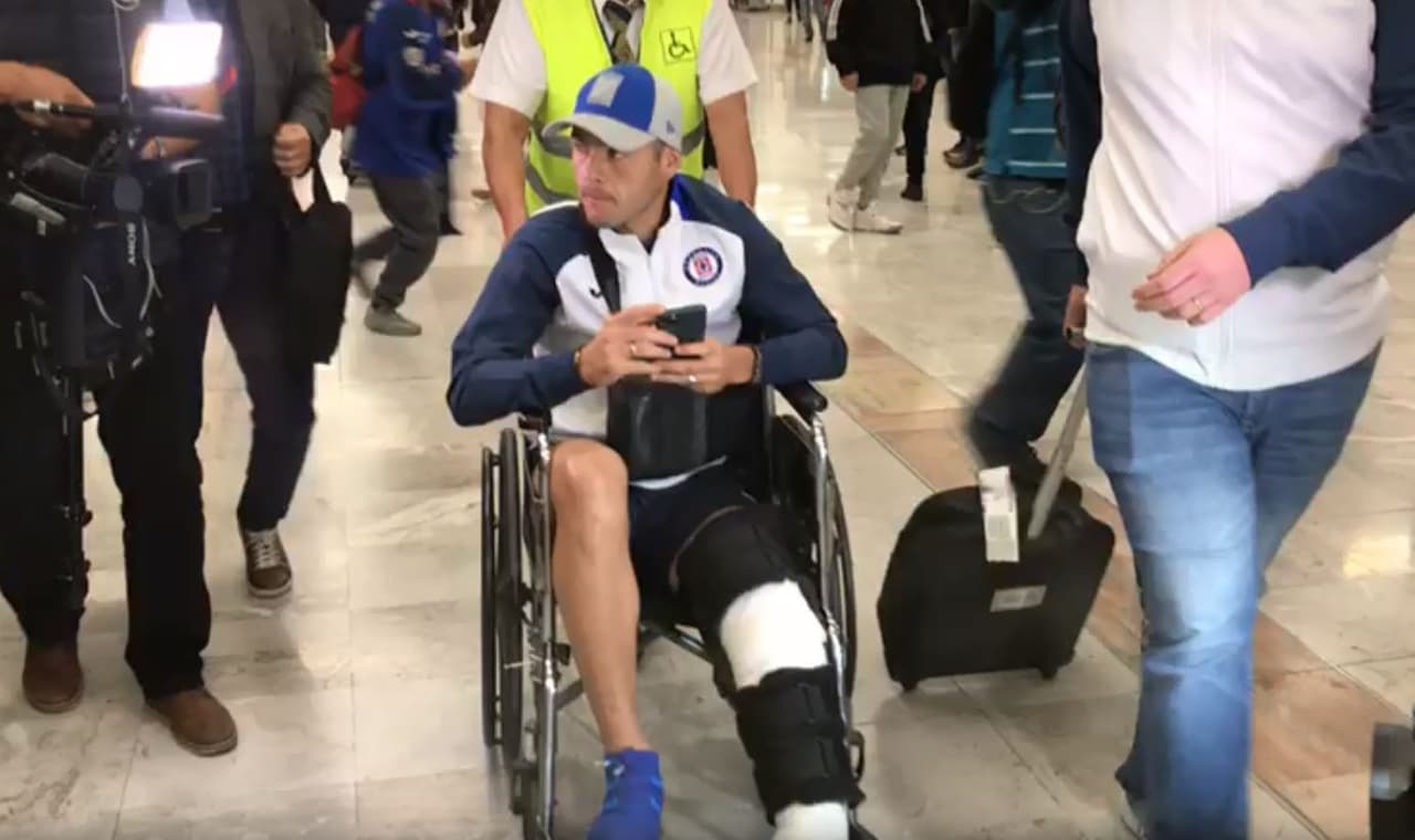 Cruz Azul regresó a México con Aguilar en silla de ruedas