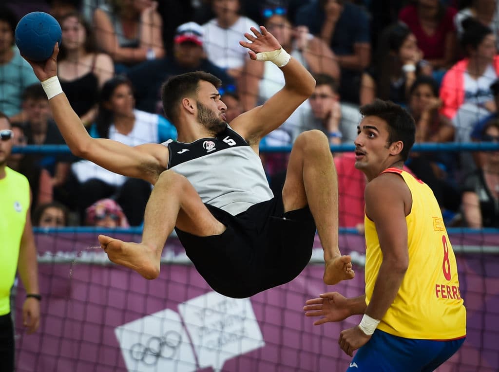 El portugués Nuno Almeida define una jugada de ataque en el partido por el oro del balonmano masculino entre su país y España.