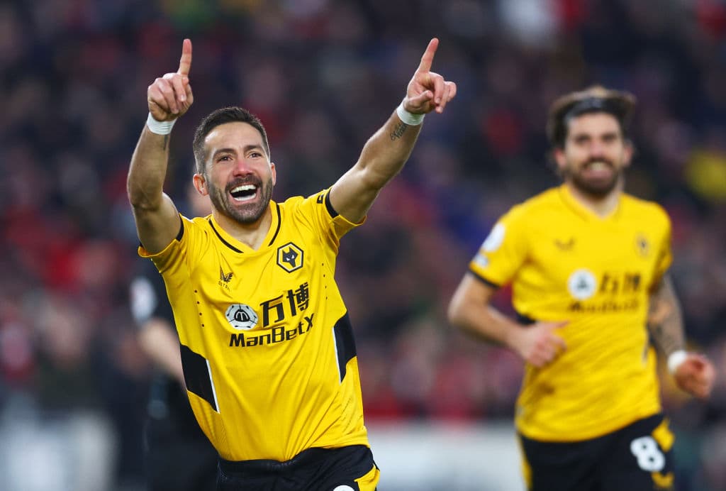 Joao Moutinho y Rúben Neves se convierten en los goleadores del día y le dan la victoria 1-2 al Wolverhampton sobre el Brentford.