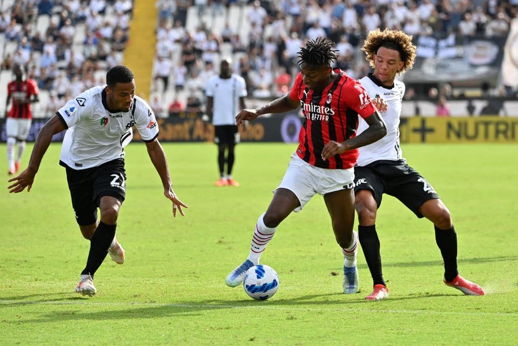 Inter de Milan y Atalanta empatan 2-2, Genoa y Hellas Verona empatan 3-3 y el Milan es el único que logra sumar tres putnos tras vencer 1-2 al Spezia.