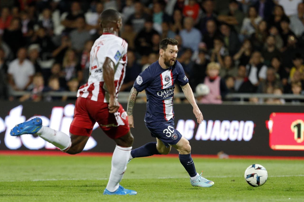 Messi fue el asitente de la primera anotación del Paris Saint Germain y también hizo su gol.