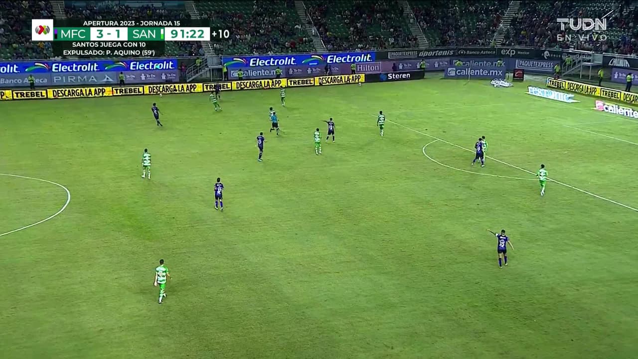 ¡TIRO ATAJADO! disparo por Javier Correa.