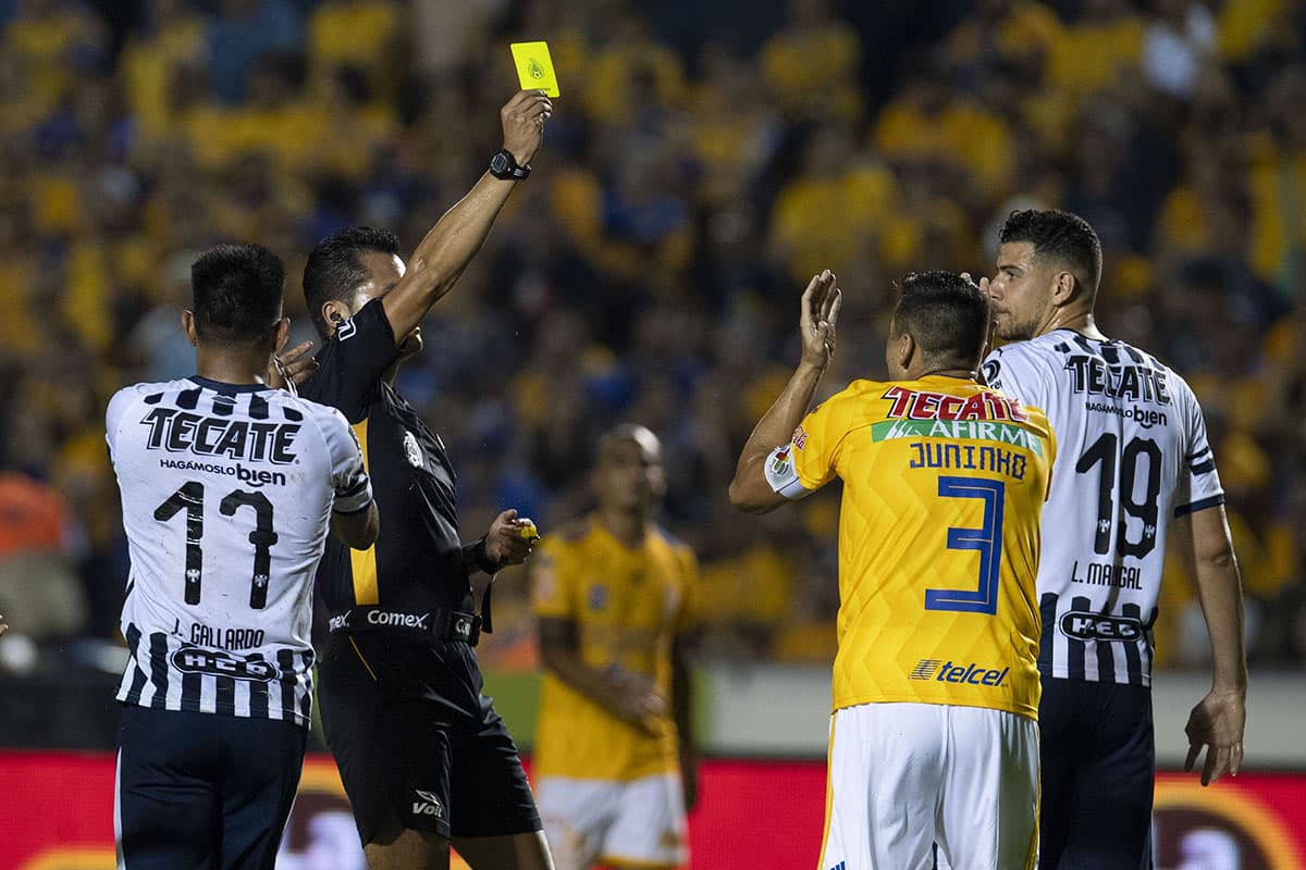 El defensa brasileño Juninho (derecha) fue expulsado tras ver la segunda tarjeta amarilla al minuto 78.