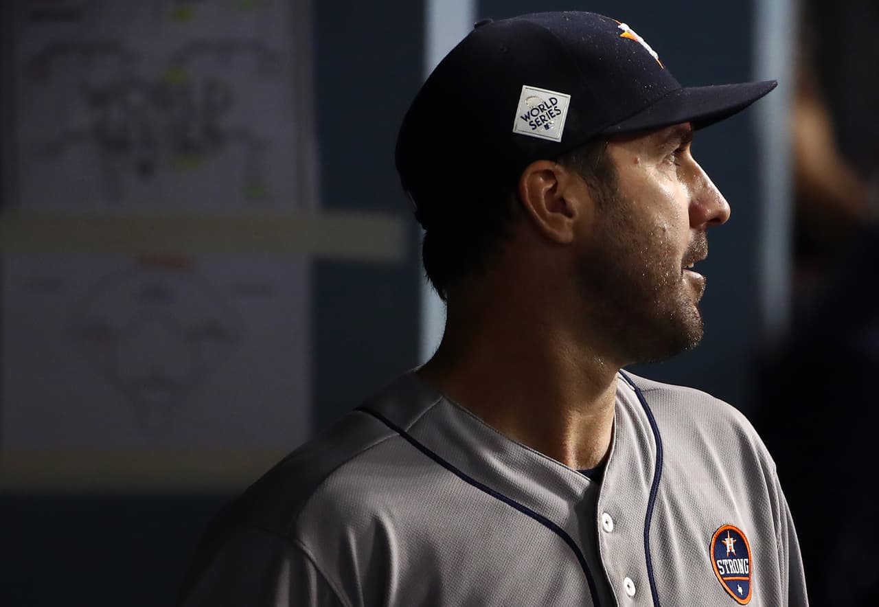 Justin Verlander sufrió su primera derrota con el uniforme de los Astros y llegó en el peor momento. El estelar abridor trabajó 6 entradas en las que permitió 2 carreras limpias y ponchó a 9 rivales.