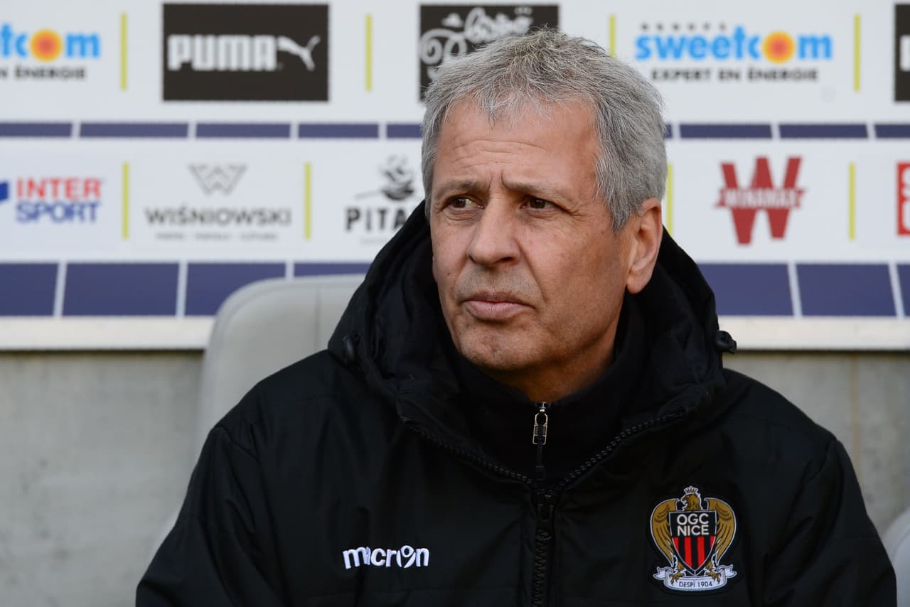 Nice's Swiss head coach Lucien Favre looks on during the French L1 football match between Bordeaux (FCGB) and Nice (OGCN) on February 25, 2018, at the Matmut Atlantique stadium in Bordeaux, southwestern France. / AFP PHOTO / NICOLAS TUCAT (Photo credit should read NICOLAS TUCAT/AFP/Getty Images)