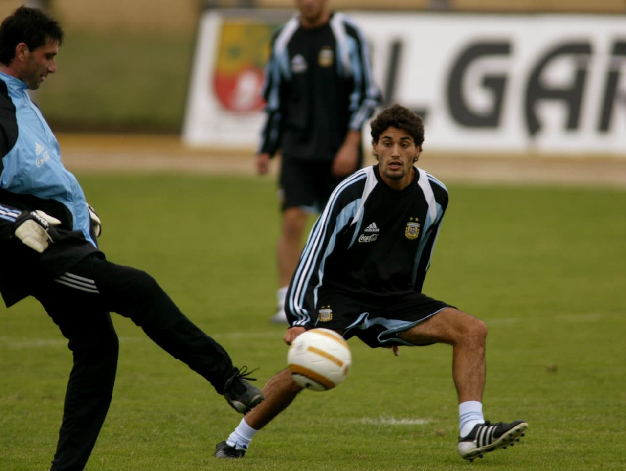 Tévez compartió equipo en aquel Mundial Sub 17 con Andrés Mascherano, quien fue campeón de Argentina con River Plate, de Brasil con Corinthians y cuatro veces de España con Barcelona, equipo con el que además ganó dos Champions League y dos Mundiales de Clubes. Con Argentina fue bicampeón olímpico en Atenas 2004 y Beijing 2008.